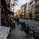 Bruxelles quartiers : trottoir animé, tram et cafés, ambiance de quartier