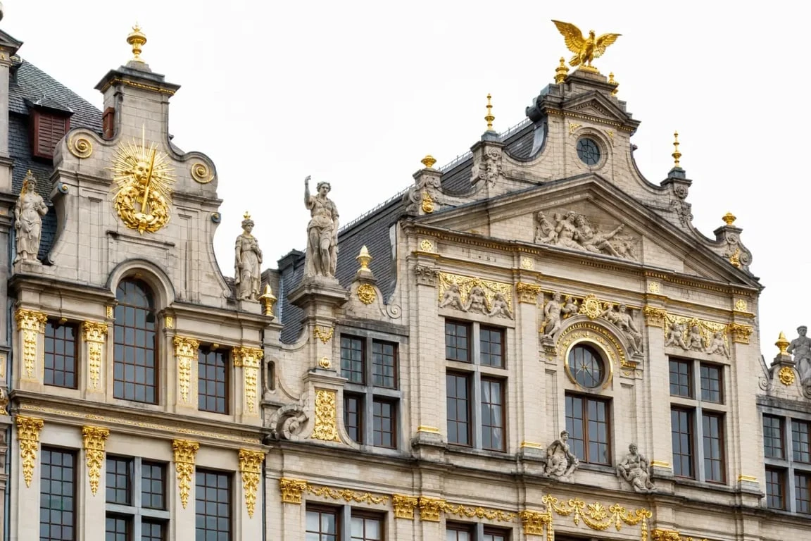 Grand Place Bruxelles bâtiments, gros plan sur les façades des maisons de corporations et leurs détails sculptés