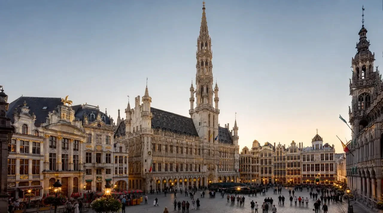 Grand Place Bruxelles bâtiments, vue panoramique de la place avec l’Hôtel de Ville et la Maison du Roi