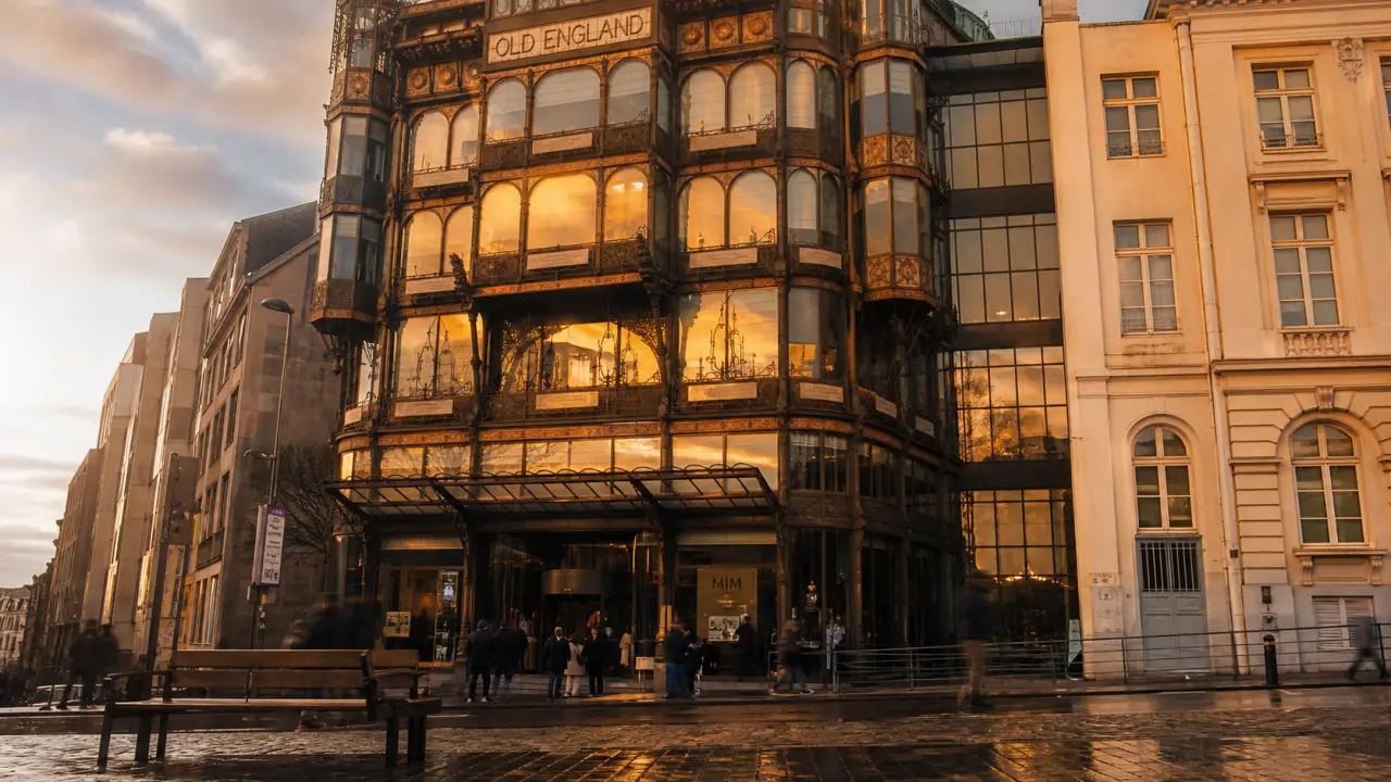 Musée des instruments de musique de Bruxelles : façade Old England au golden hour