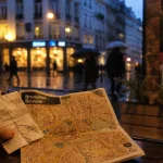 Sorties culturelles Bruxelles : ticket de théâtre et plan de la ville