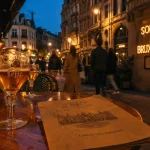 Sortir Bruxelles : terrasse en soirée à Bruxelles, enseigne lumineuse et ambiance