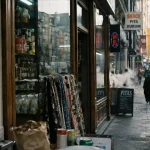 Quartier arabe bruxelles, rue commerçante de Brabant avec épicerie et passants