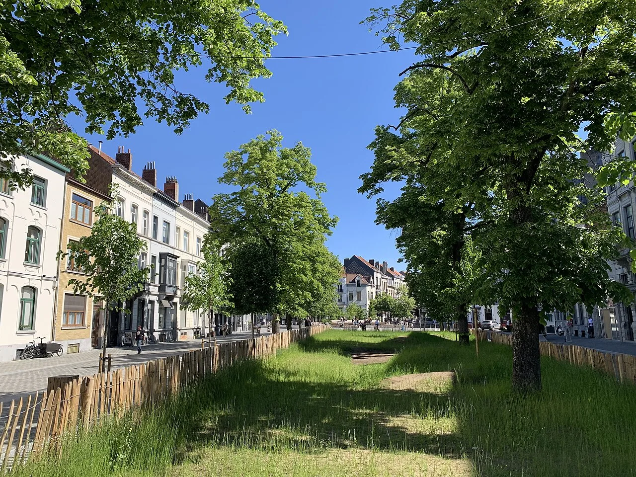 La place du Châtelain hors marché, photographiée le 10 mai 2025.