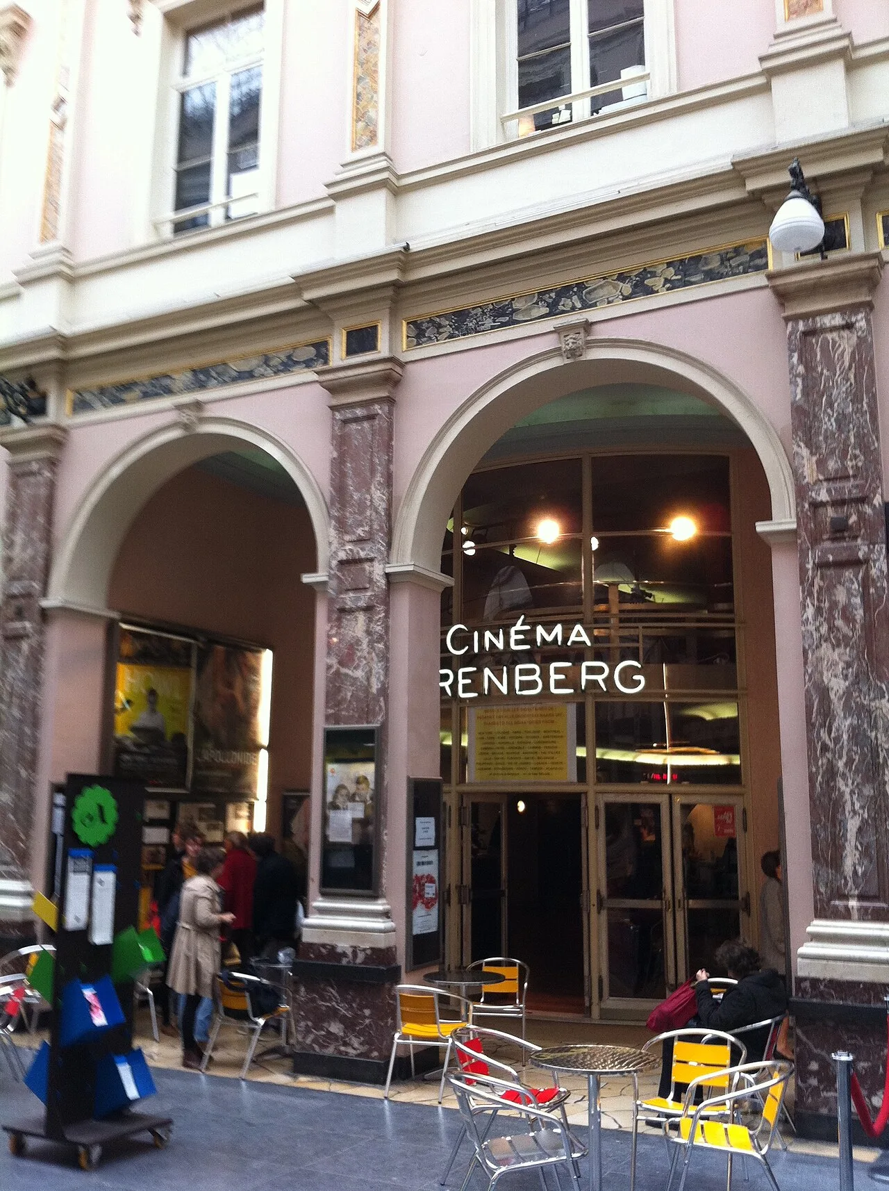 L’entrée du cinéma des Galeries le 21 septembre 2011, avec l’ancienne enseigne Arenberg.