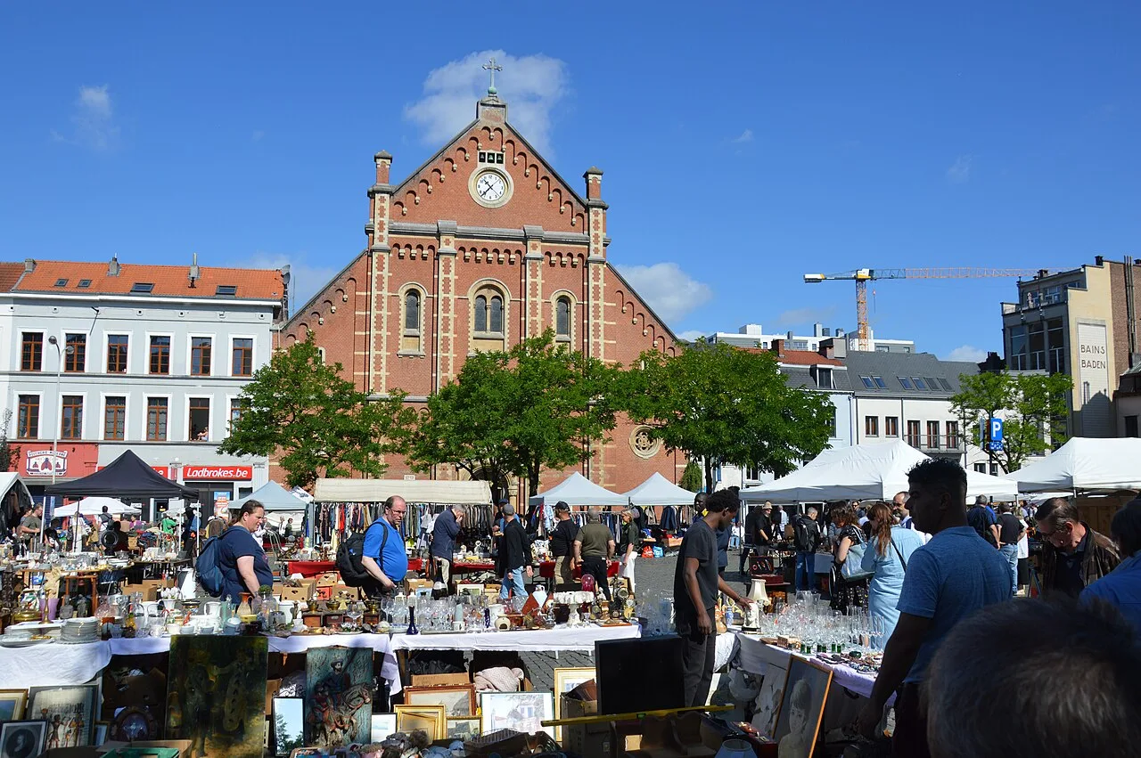 Le marché aux puces de la place du Jeu de Balle, photographié le 14 juillet 2024.